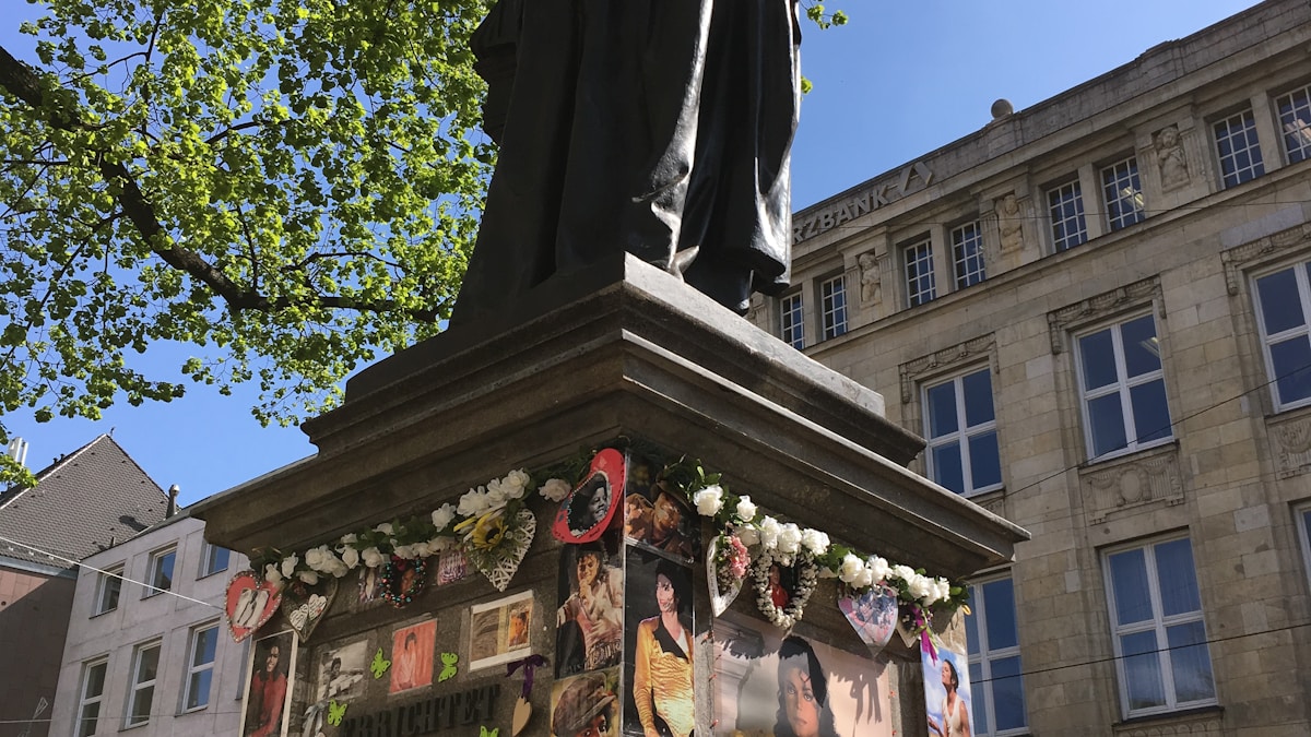 „Óriási Michael Jackson-szobrok tűntek fel 30 éve – hová lettek?”