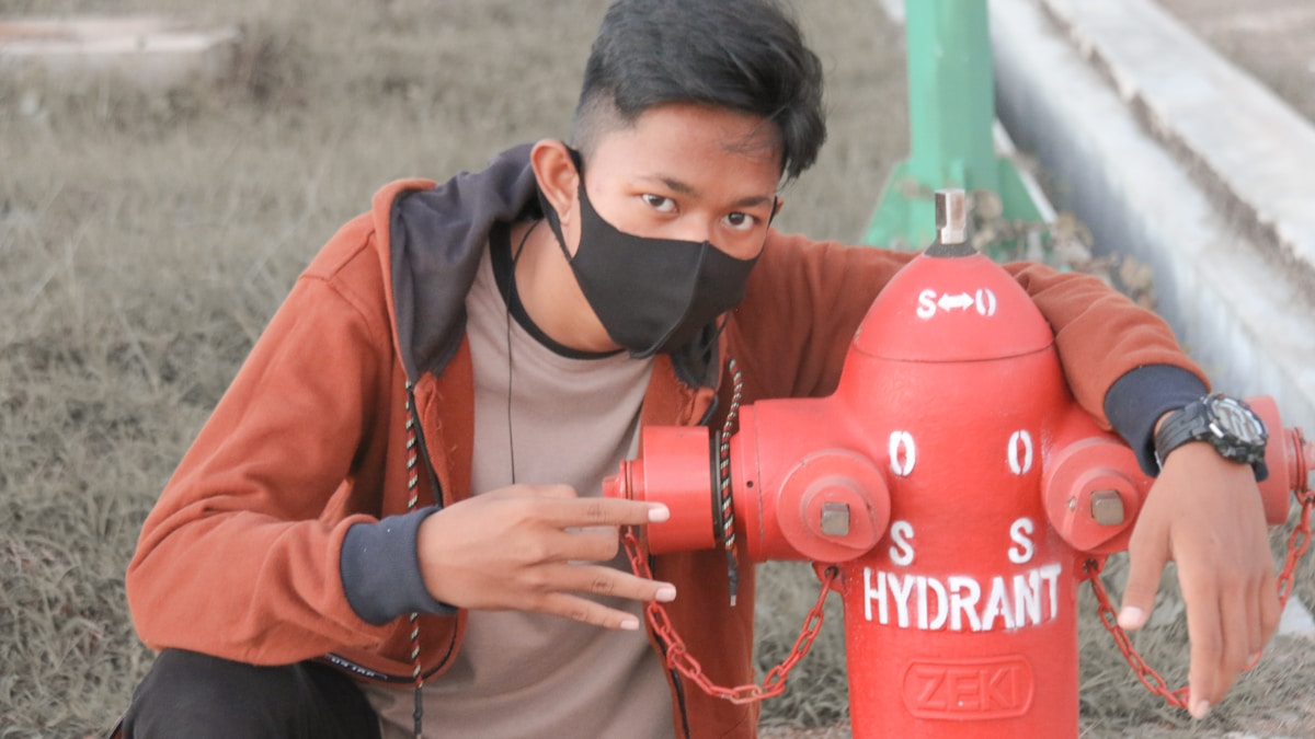 A telefonmentes iskola mozgalom vezetője és a fliptelefon A telefonmentes iskola mozgalom vezetője és a fliptelefon