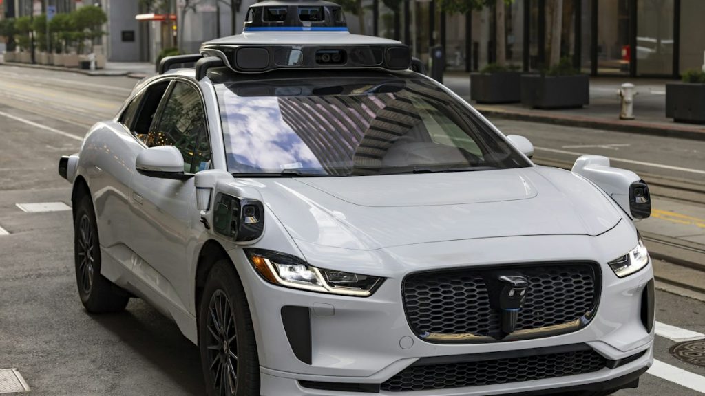 London robotaxi indul elso emberrel a volan mogott